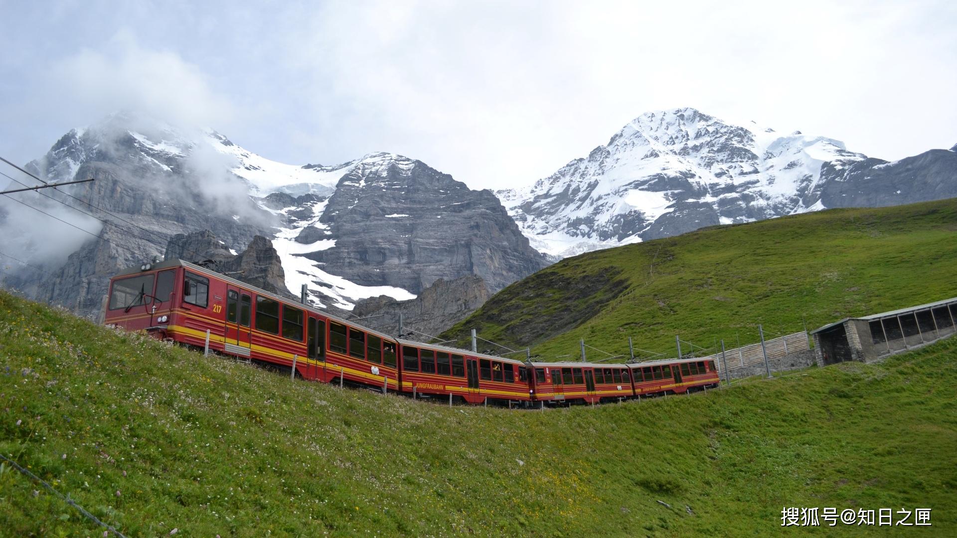 奔走在大自然之间在少女峰的雪山之巅穿梭的登山列车
