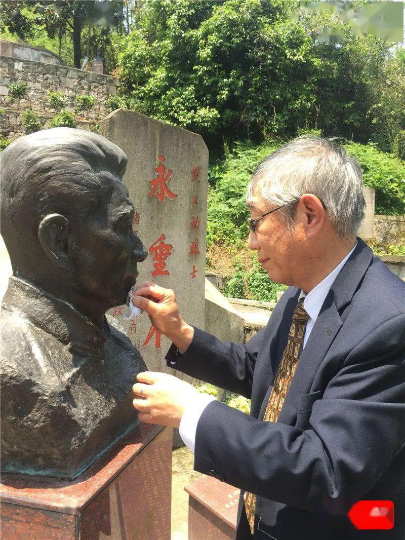 "爷爷,我也要为村民做事"_黄德昌