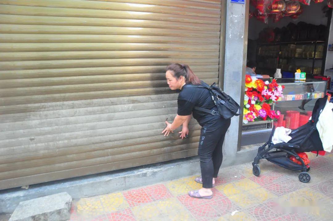 今日上午,三英村村民张淑云拉下了她开了十多年的旧物收购店的卷帘门