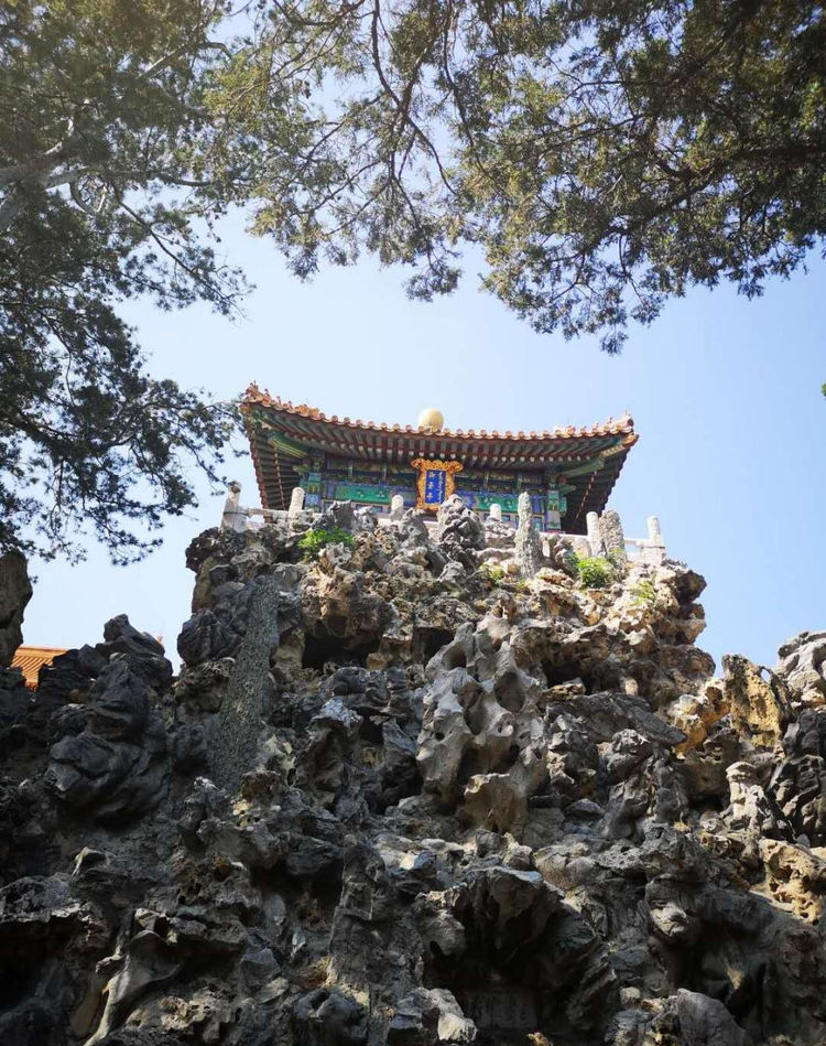 不成想这电影一放,电线就"意外"的点燃了建福宫,并从建福宫一直烧到