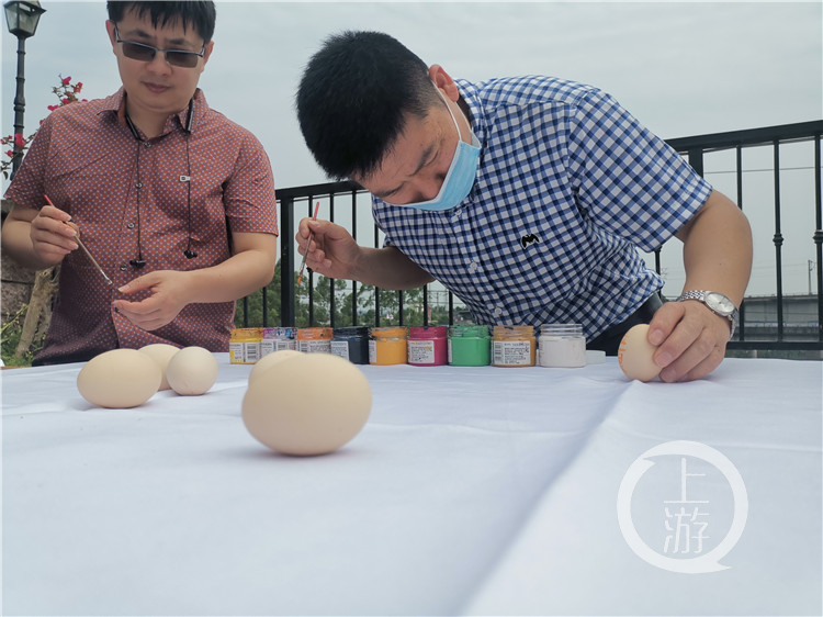 人"其实是准备了一杆大秤,游客坐到秤盘上,由工作人员或同伴拨动秤砣