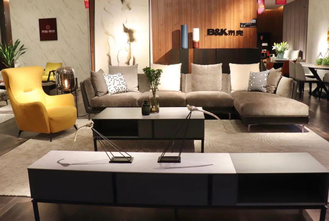 著名影星:汤姆克鲁斯,国内四小花旦:张雪迎,著名制片人兼演员徐小恪