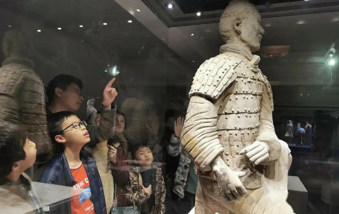 亲手"制作"兵马俑,十万个为什么在孩子心中开启