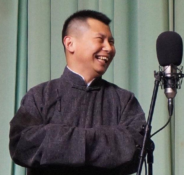 何云伟公然自封艺术家,笑动英国颇具人缘!网友:本人比作品好笑