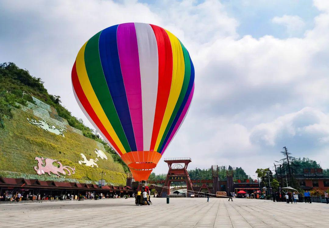 朱砂古镇再添新项目,快来一场浪漫空中之旅吧~_热气球