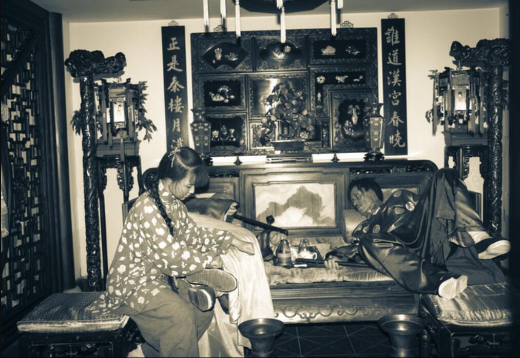 许多烟馆为了招揽生意,在烟馆的大门上贴上各种各样勾引人们吸食鸦片