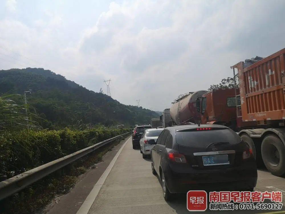广昆高速山心段大拥堵 广西公路,铁路迎返程高峰