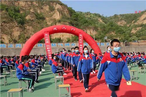 彬州中学举行庆五61四暨高三成人礼主题活动