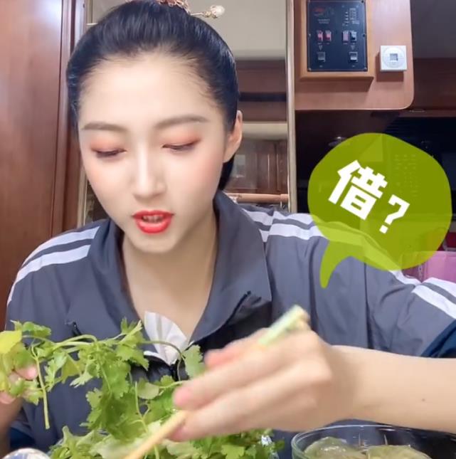 别人吃肉都用生菜包关晓彤却不同看清她用的啥多数人难以忍受
