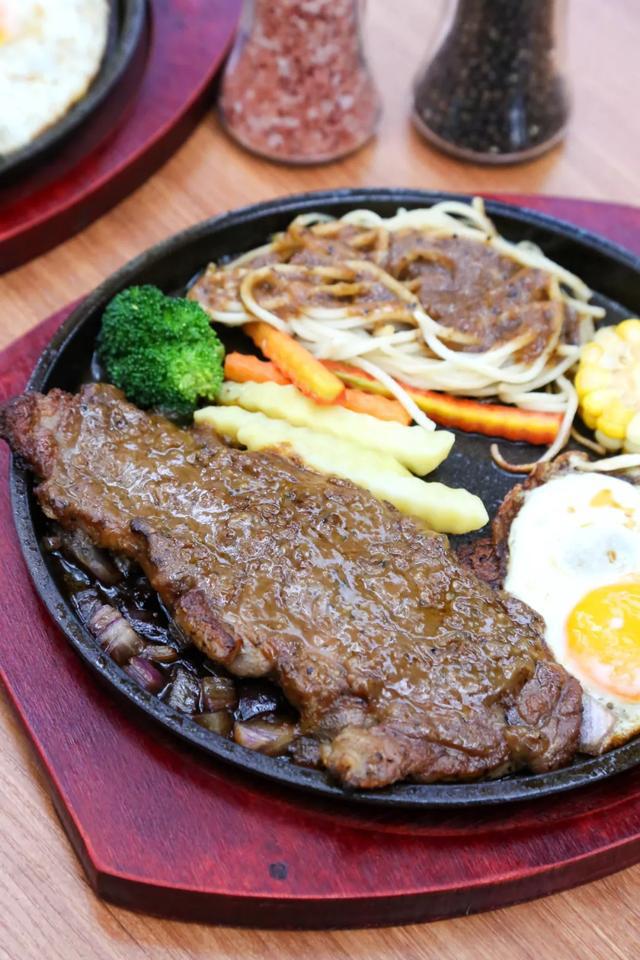 火爆抖音的街头牛排来绵阳了超厚原切牛排只卖路边摊的价格