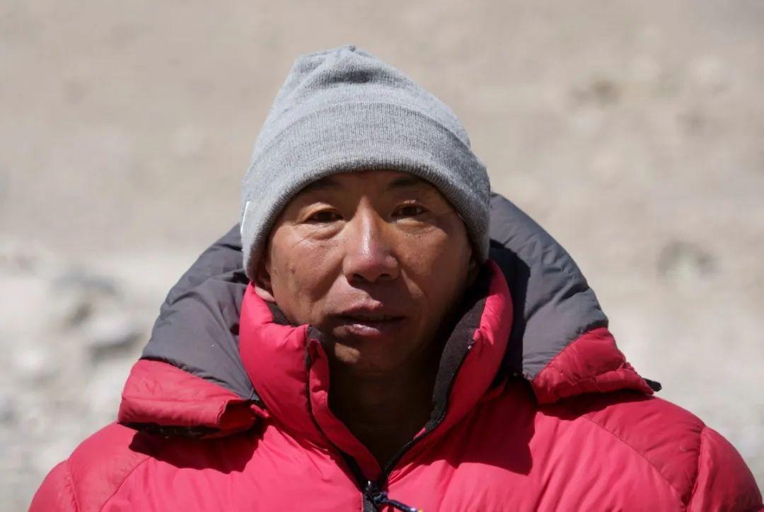 薛云登山队副队长次仁桑珠登山队副队长袁复栋攀登队队长普布顿珠攀登