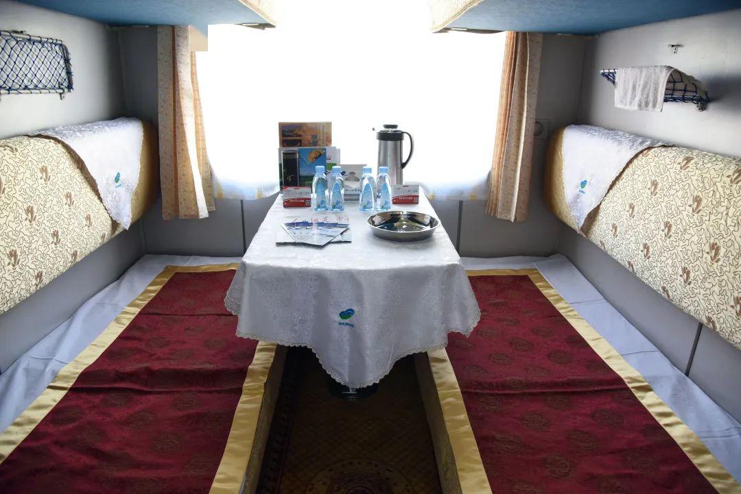 车厢内部装饰全部采用环保材料铁路部门把蒙古包"搬"到了火车上没错!