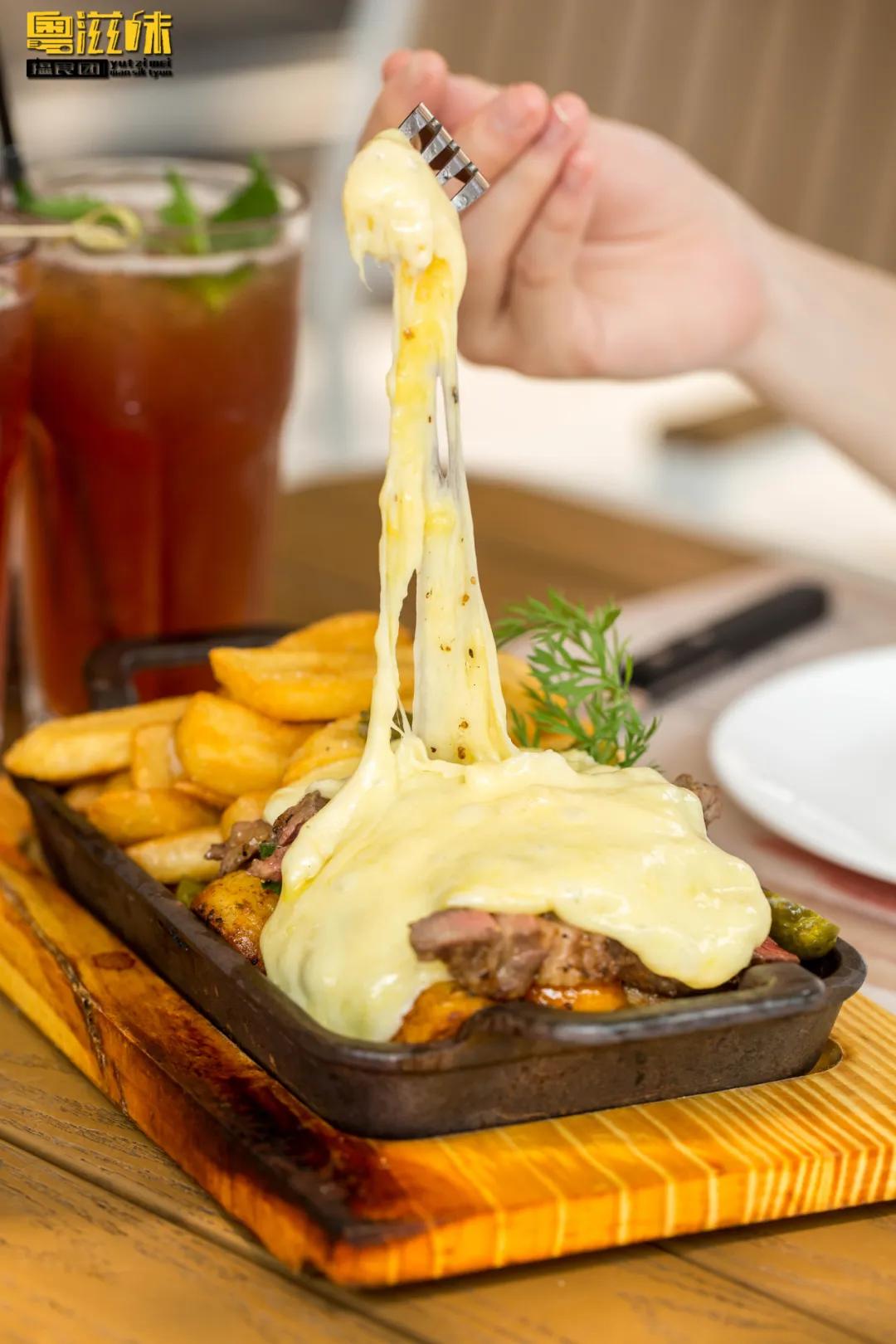 看到芝士连着牛排一起被拉起,诱人度max!