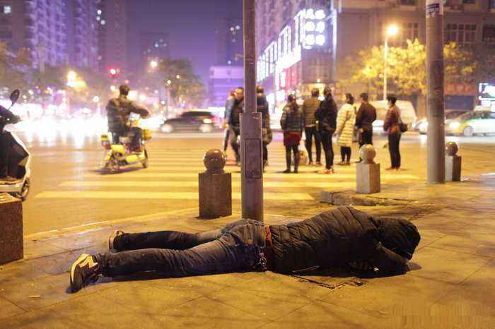 使醉酒的两名男子转危为安,得以平安回家