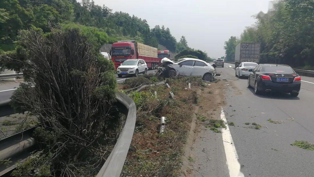 5月4日,沪昆高速公路宜春段发生一起惊险的交通事故,一辆白色小车在