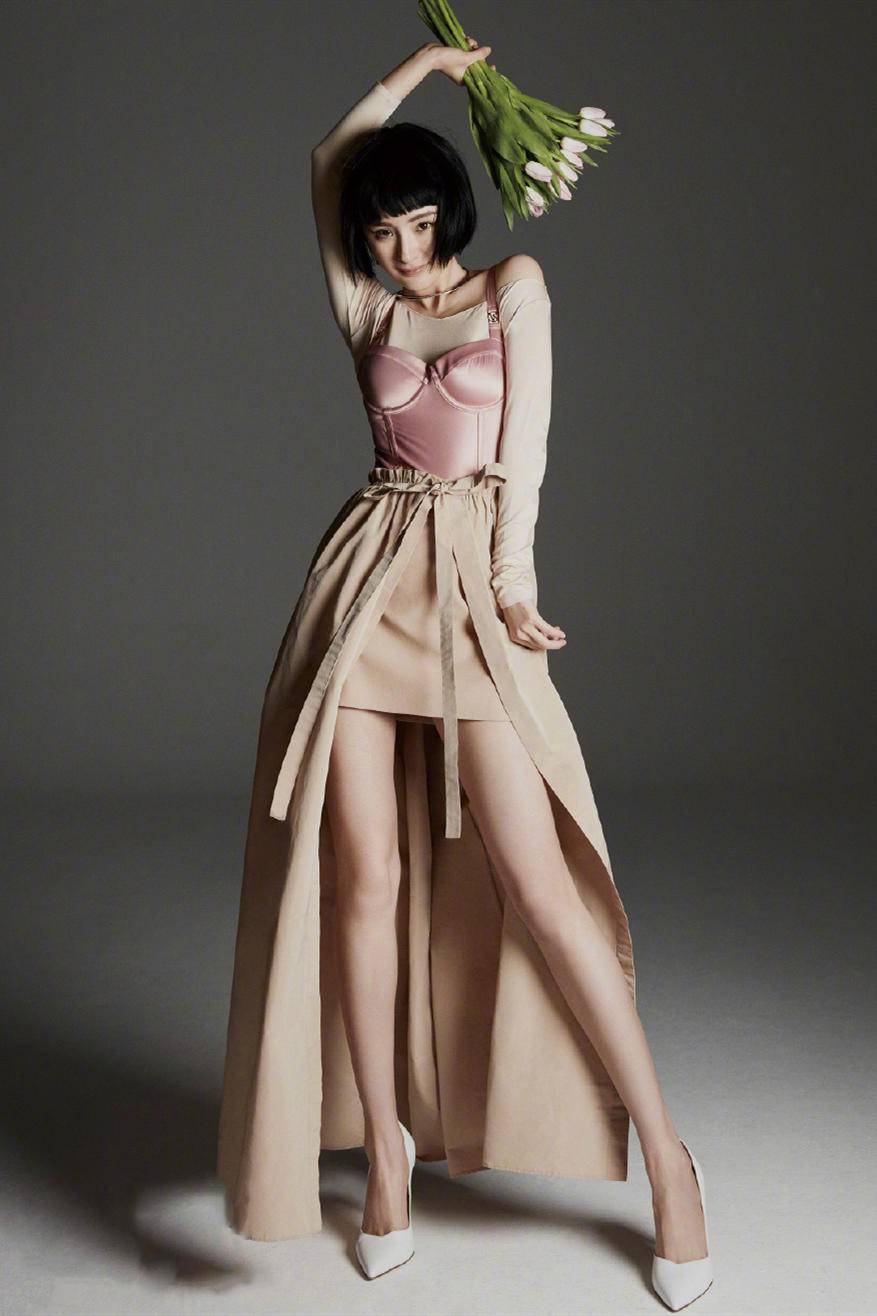 原创杨幂不愧是维密代言人,穿皮衣吊带玩混搭,换了短发后美得不敢认