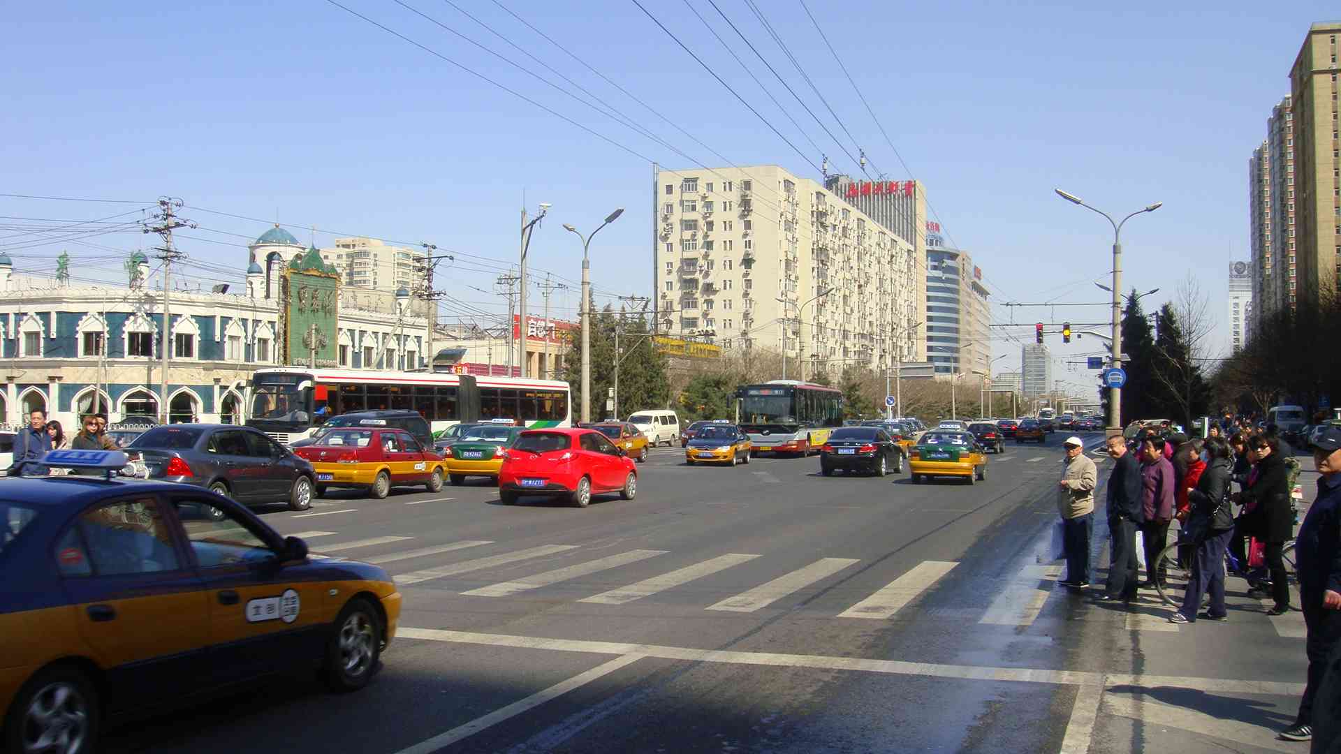 如今广安门内大街正在成为北京重要的商业中心之一.