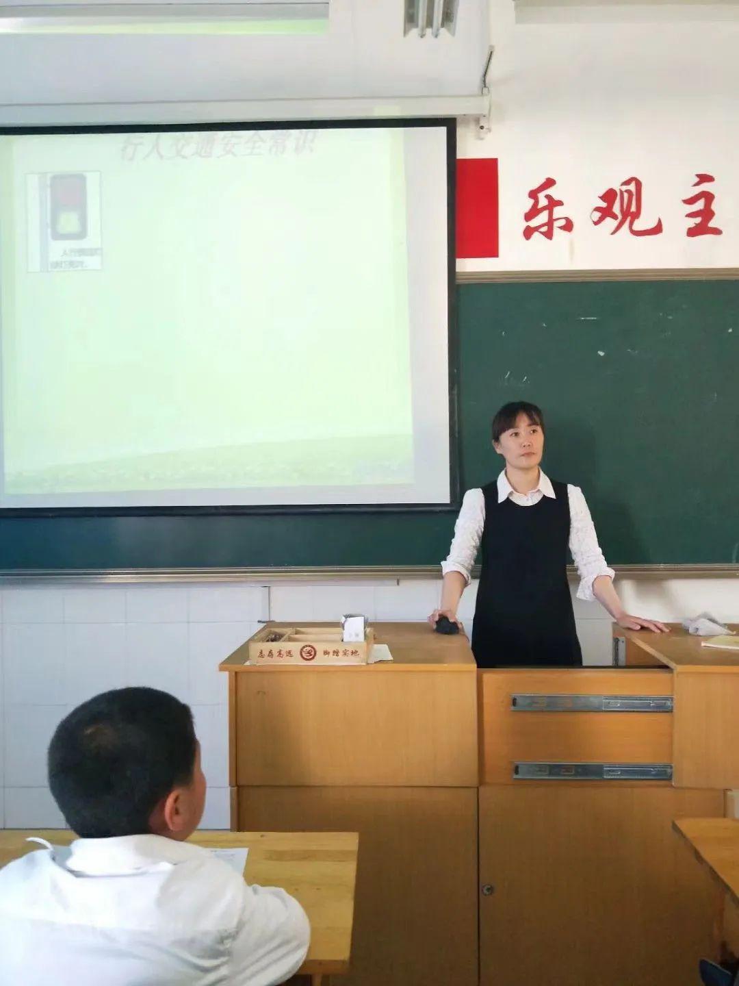 东山61喜报东山小学景丽老师入选济南市立德树人双领军培养人选