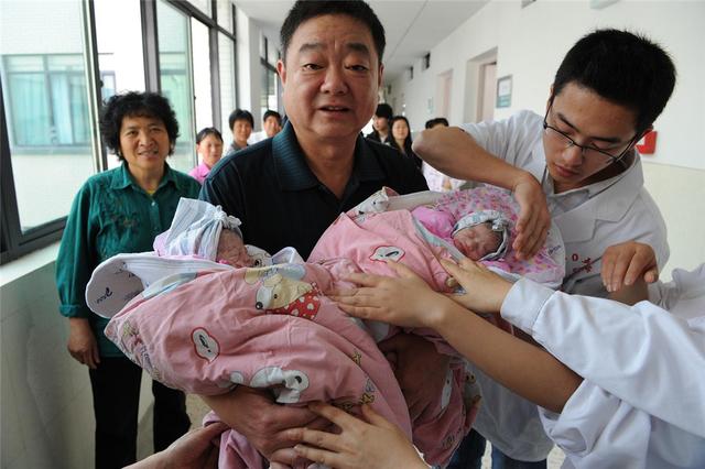 原创这妈妈生了6个孩子后生了8胞胎成了当地网红如今生活成这样