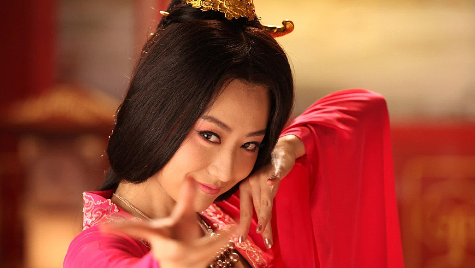 《神话》还是《通天狄仁杰》,又或者是《隐婚男女》,每一个角色白冰都