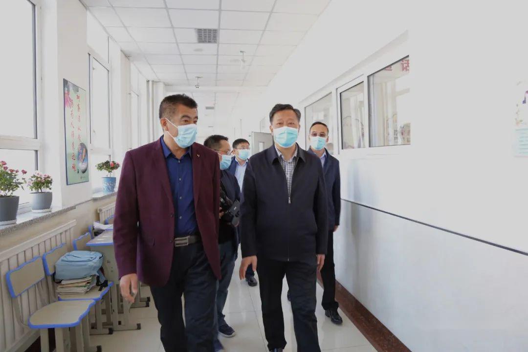同心聚力战疫情阿荣旗委副书记旗长靳艺民深入学校开展开学复课调研