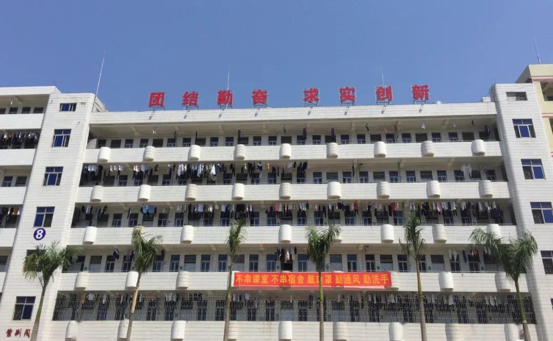 龙川县田家炳中学师生严阵以待!