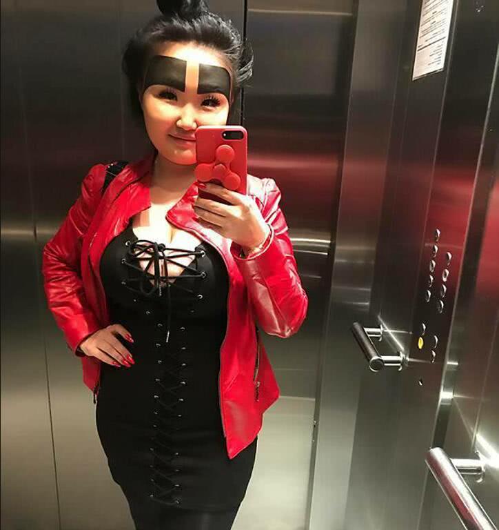 网友们追捧anzhelika ,于是她开始把眉毛画得更大,她的人气也越来越高