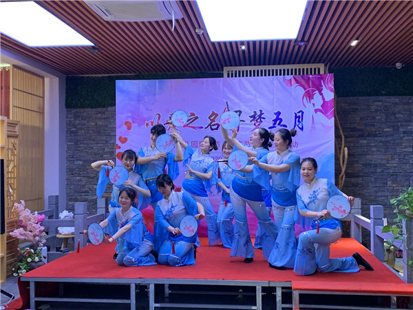 老师们精心准备了才艺展示,大家用舞蹈,歌曲等丰富多彩,形式多样的