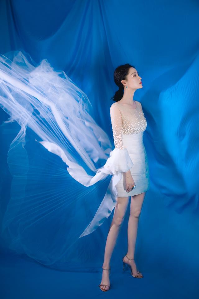 李沁造型大翻车橘色薄纱配灰色裹胸不仅显廉价还暴露脖子前倾