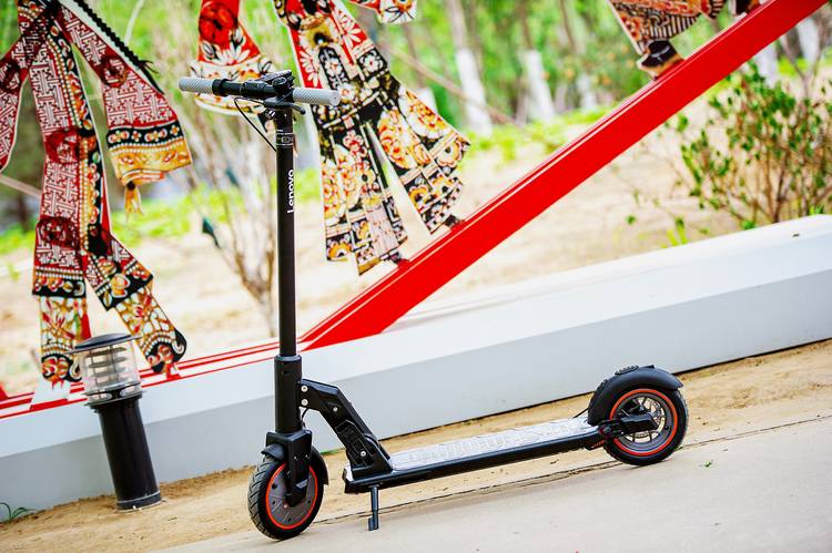 远离汽车的通勤休闲方式联想智能滑板车m2