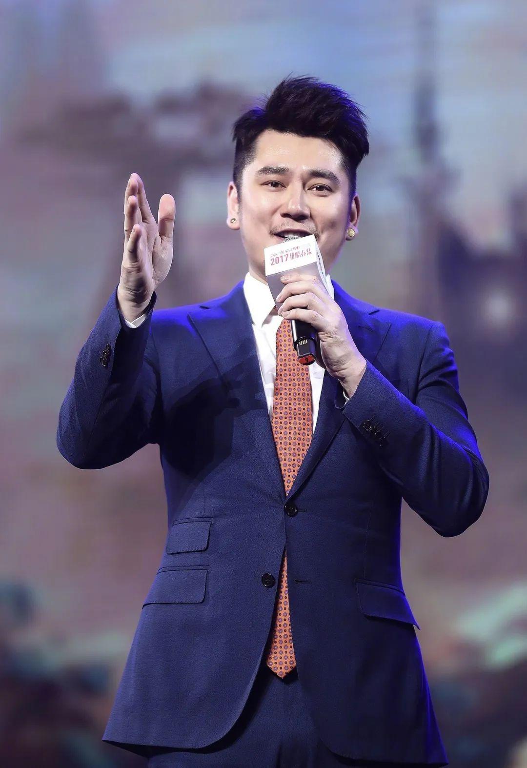 弹钢琴的帅哥绝对迷人更何况他是