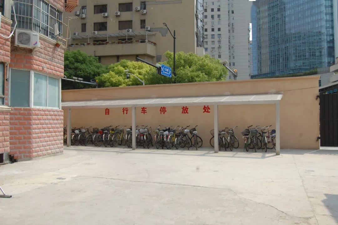 助动车休想上楼静安一小区为非机动车打造专属通道