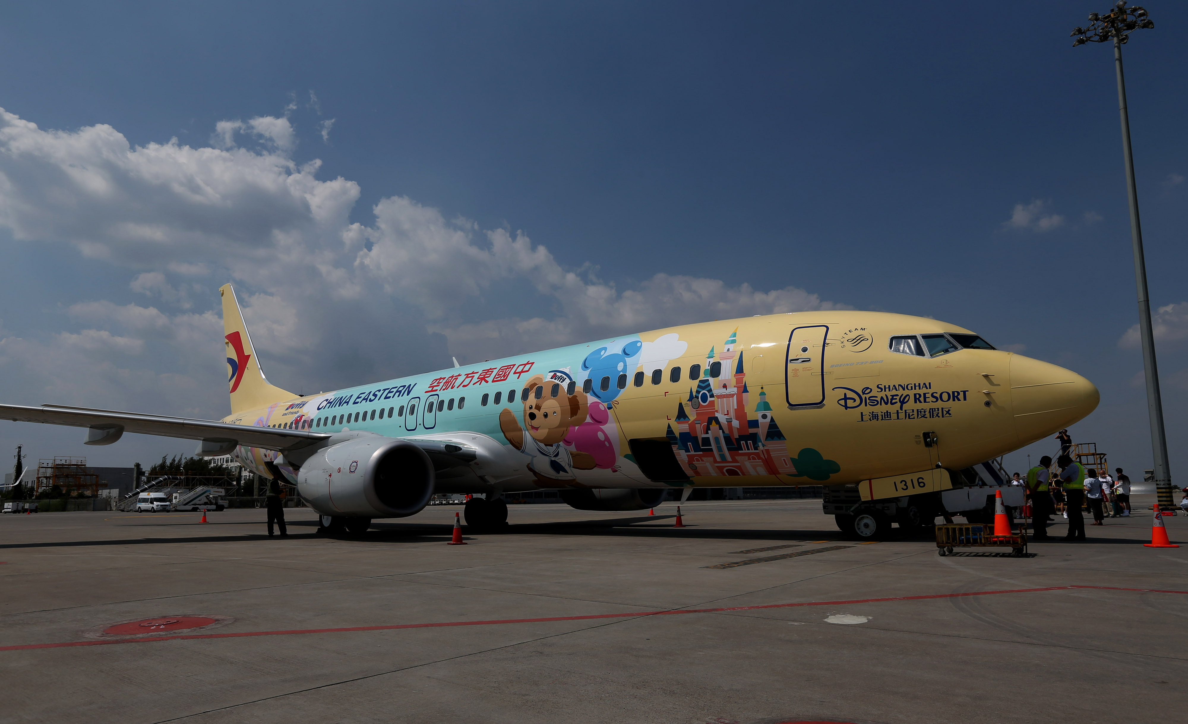 东航上海迪士尼乐园达菲主题涂装飞机首航(2019年8月12日摄).