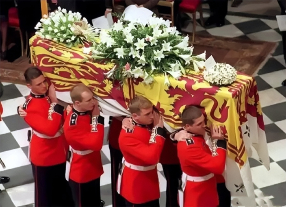 戴安娜王妃葬礼图2惨烈的车祸现场图7伊丽莎白女王诡异发笑