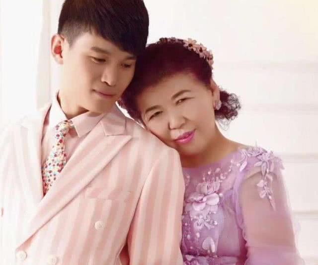 28岁小伙爱上65岁大妈并向其求婚大妈我还要给他生孩子