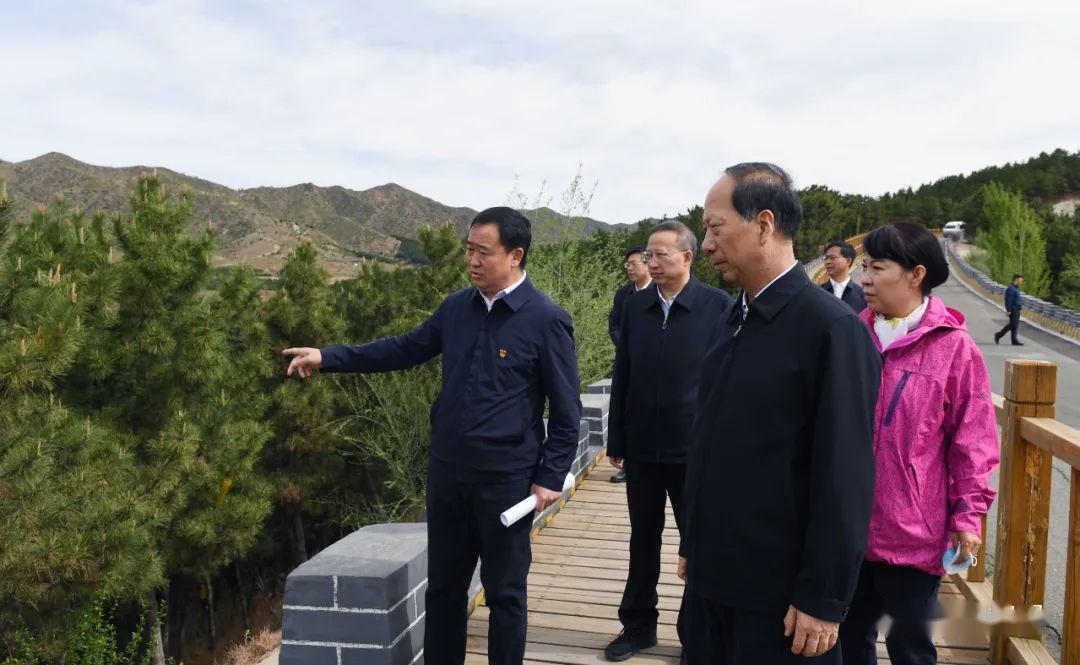 石泰峰在呼和浩特市考察大青山生态综合治理和农业产业发展情况