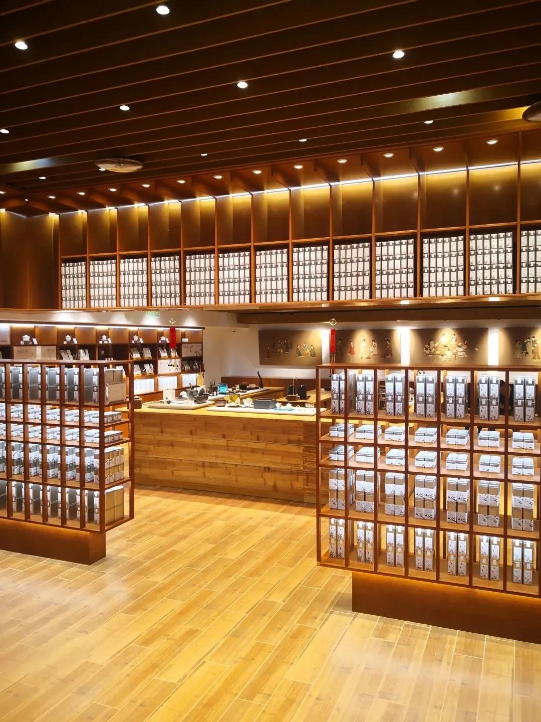 最显眼的是随处可见的货架,用于陈列茶叶,茶器,茶礼盒