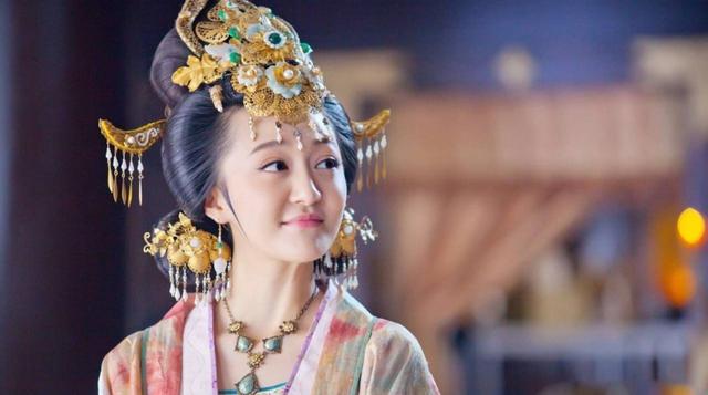 当时,周幽王见到褒姒的时候,虽然她出身贫寒,也没有任何富家女子般的