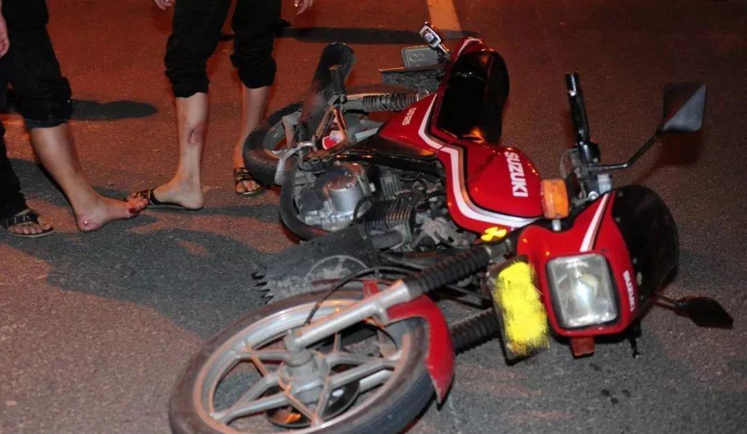 骑摩托车出车祸头掉了图片