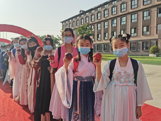 开封求实外国语小学集体穿越开学礼让孩子们满怀仪式感回归校园