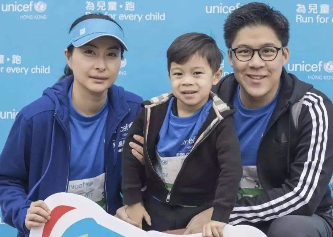 郭晶晶为了孩子教育,不给公公面子,却赢得尊重_萝爸