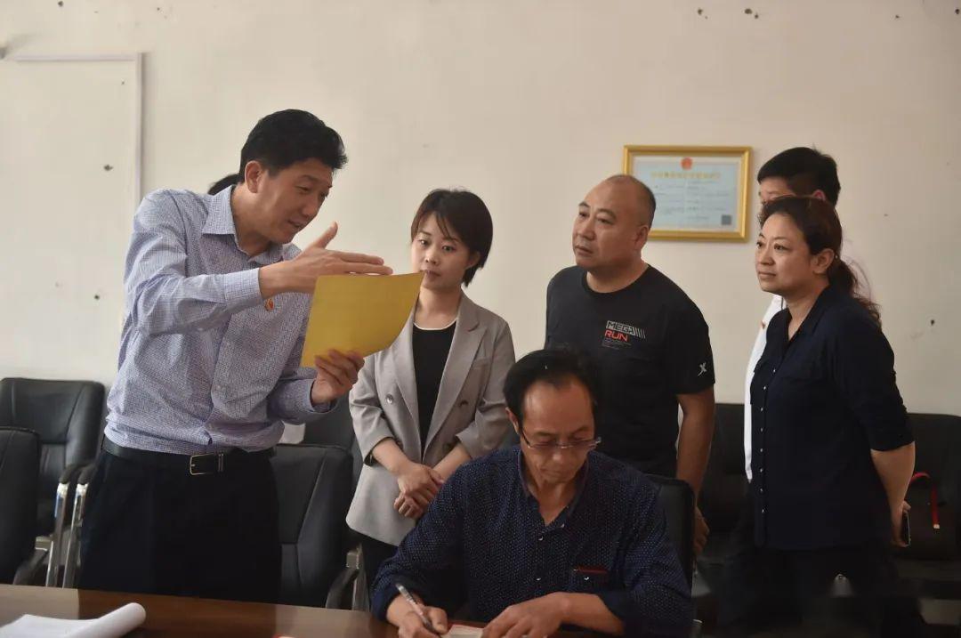 市委书记梁常运到有关乡镇调研脱贫攻坚工作