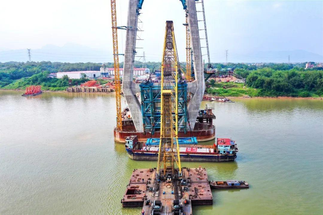 平南相思洲大桥又创广西第一重500吨首榀箱梁完成吊装