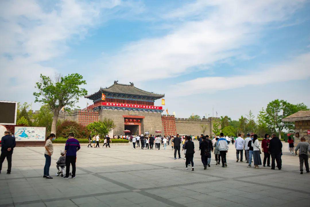 城,东平湖畔灯火通明;城楼上,紫石街大红灯笼高高挂,汴梁御道欣欣向荣