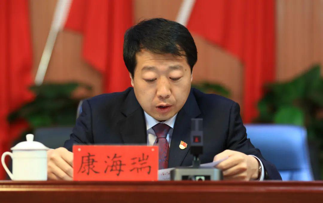 康海瑞宣布了旗第十五届人民代表大会第四次会议临时