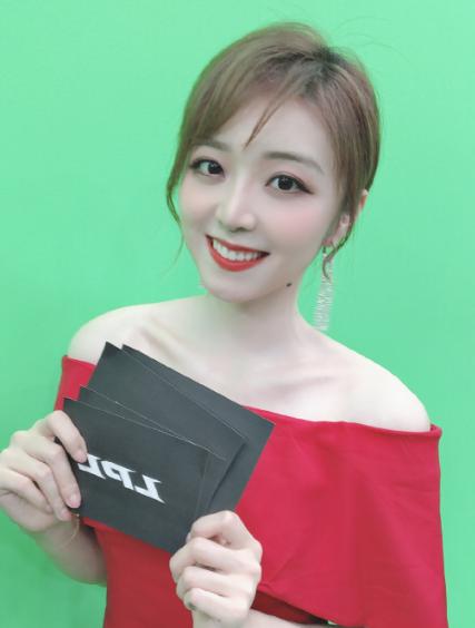 和小团团一模一样?余霜戴口罩自拍,染了一头绿色的头发