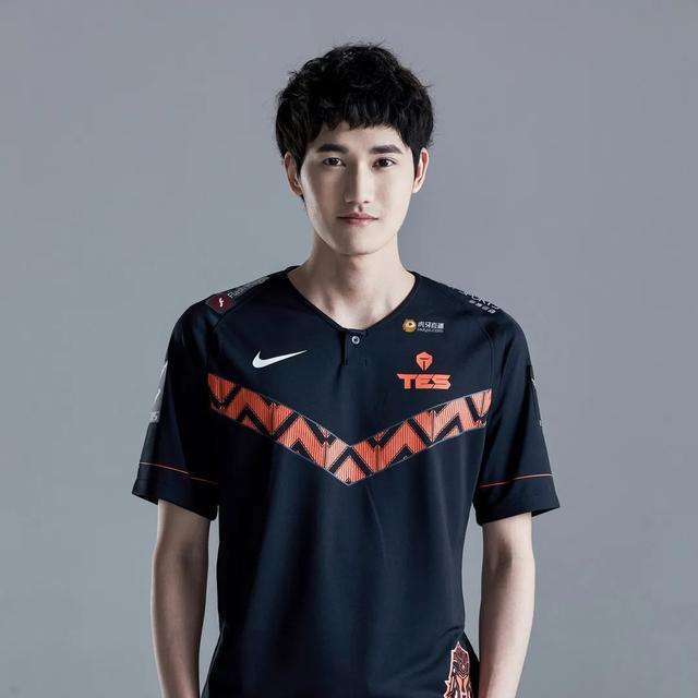 卡萨深夜开团,爆料rng滔博多家队伍选手关系,uzi队霸石锤_karsa