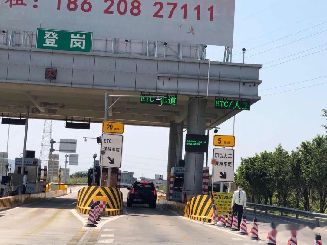 今天上午,记者在汕昆高速登岗出入口看到,收费站开放了所有车道,并
