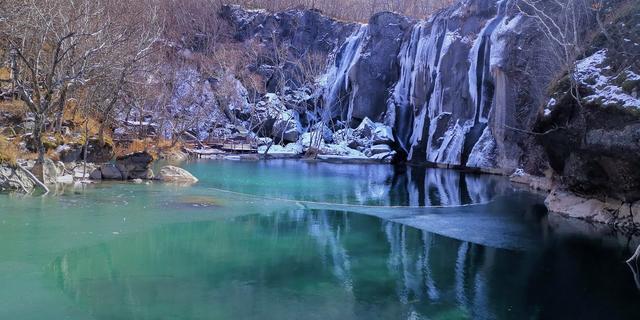 乘槎河流到1250米处便形成落差为68米的瀑布,因系长白山名胜佳景,故