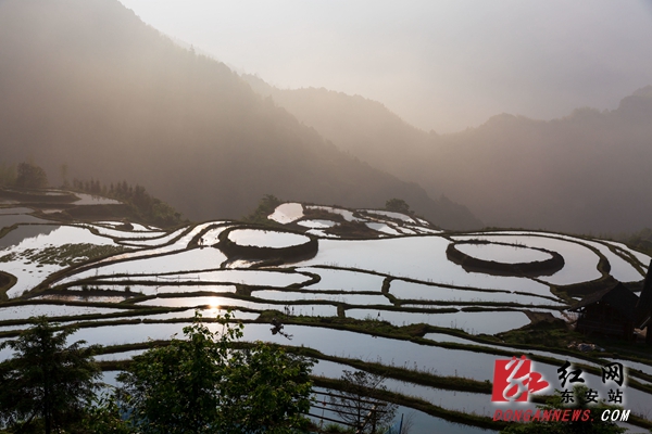 东安县:梯田美如画 农民耕种忙